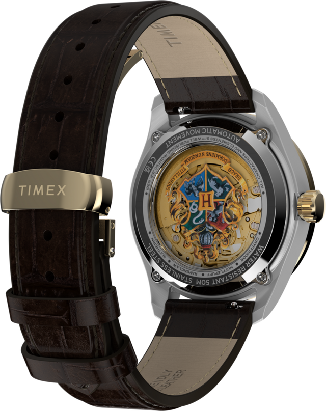 TW2Y75500 Reloj Harry Potter x Timex Waterbury Skeleton Automático de 39 mm con correa de piel. Imagen del fondo de la caja con accesorio