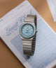 TW2Y77300 Q Reloj Timex® Mini de 30 mm con correa extensible de acero inoxidable  Imagen de los modelos clave de la campaña (fotos de producto)
