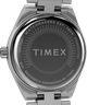 TW2Y77400 Q Timex® Continental Mini, reloj de 24 mm con brazalete de acero inoxidable. Imagen del fondo de la caja.