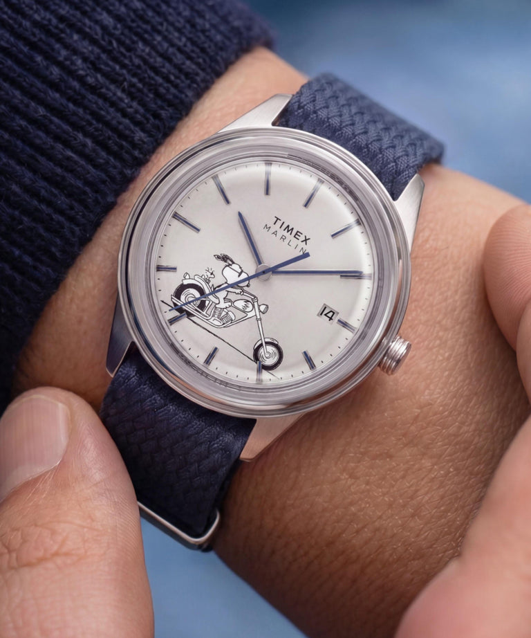 TW2Y81000 Peanuts® x Timex Marlin® Jet Automatic Easy Rider, reloj de 38 mm con correa de tela. Imagen principal de la muñeca.