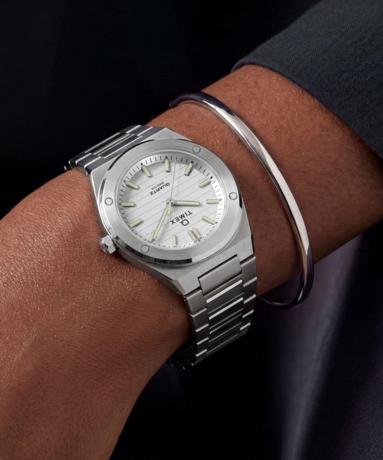 TW2Y81800 Q Reloj Timex Marbella de 34 mm con brazalete de acero inoxidable   Imagen principal de la muñeca