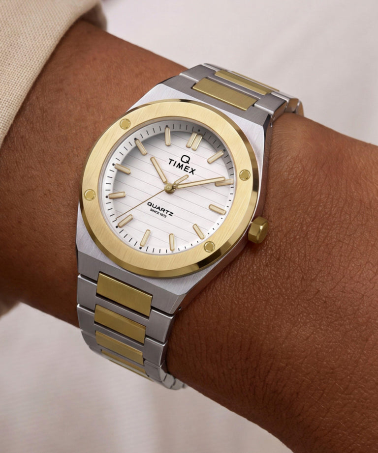 TW2Y81900 Q Reloj Timex Marbella de 34 mm con brazalete de acero inoxidable. Imagen principal de la muñeca