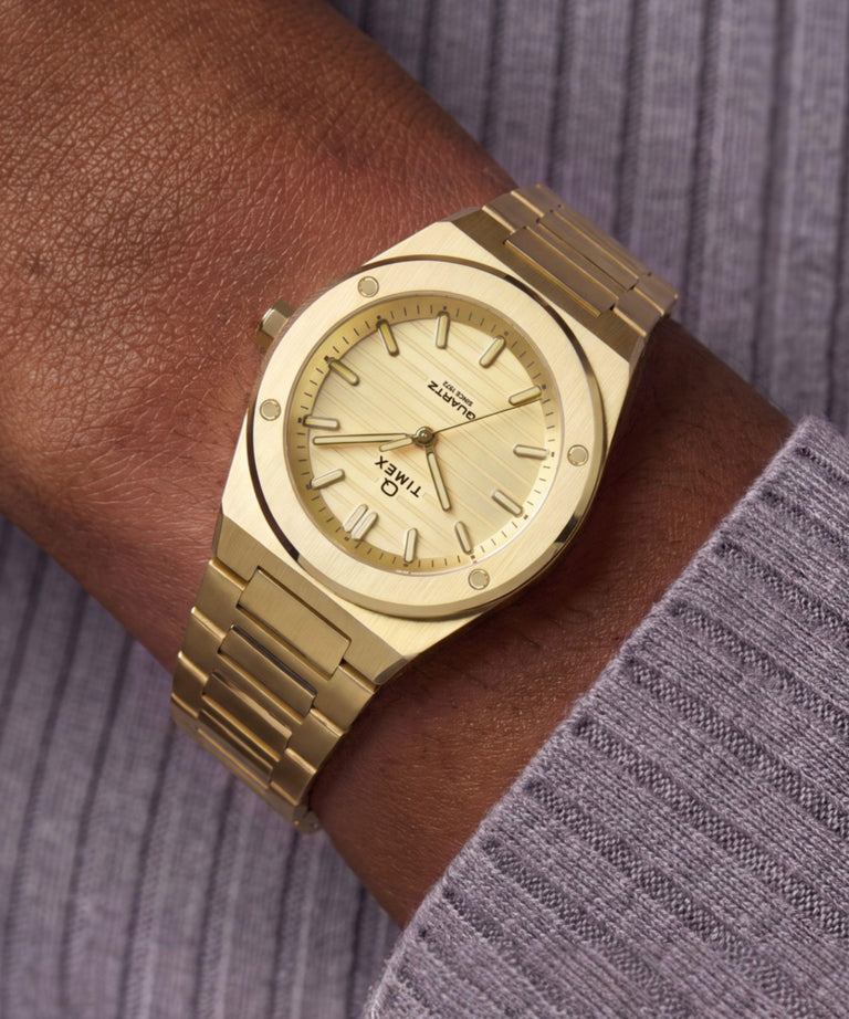 TW2Y82000 Q Reloj Timex Marbella de 34 mm con brazalete de acero inoxidable. Imagen principal de la muñeca