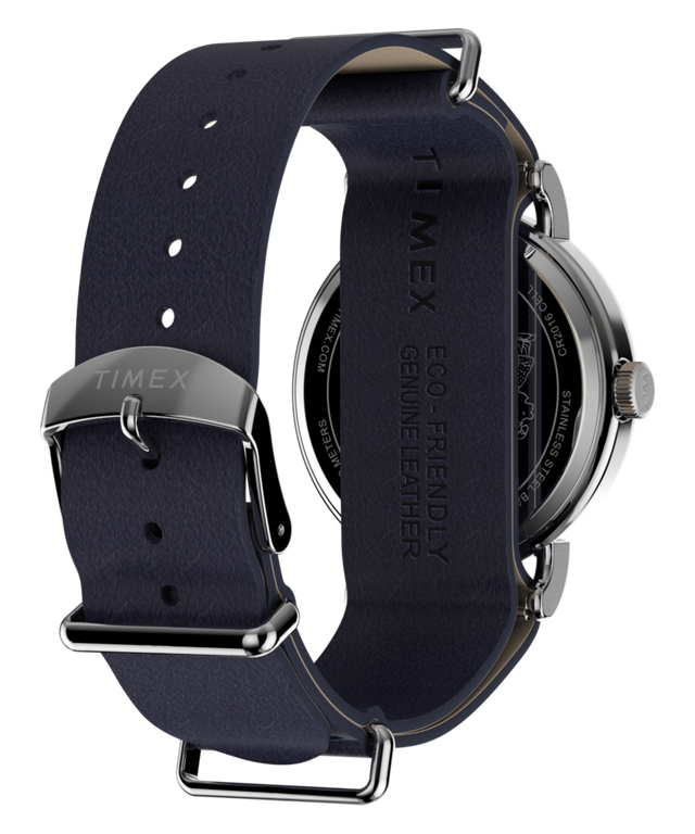 TW2Y84900 Reloj Peanuts® x Timex Weekender Astronomy de 40 mm con correa de piel   Imagen del fondo de la caja con accesorio