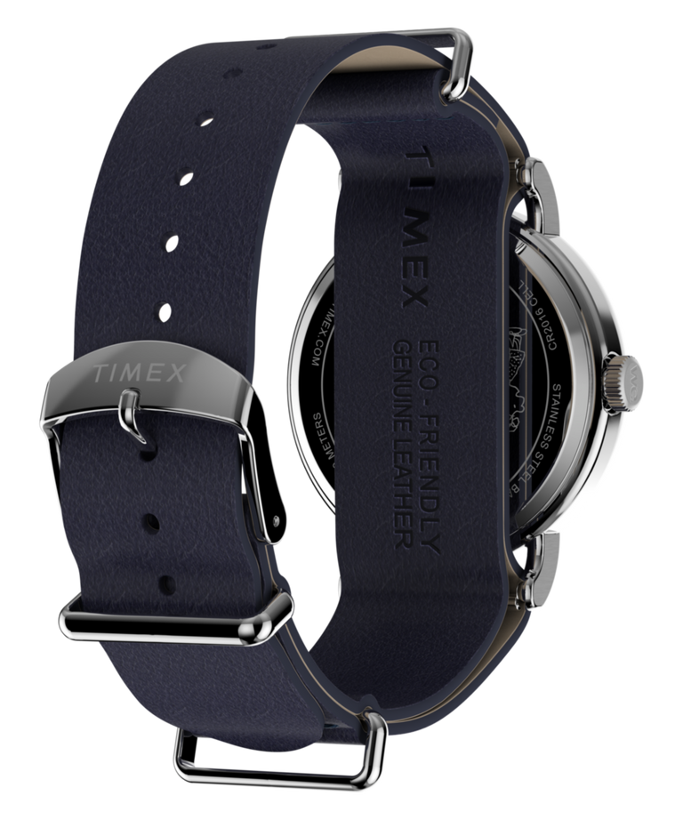 TW2Y84900 Reloj Peanuts® x Timex Weekender Astronomy de 40 mm con correa de piel   Imagen del fondo de la caja con accesorio