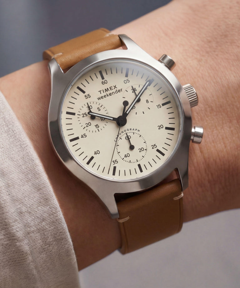 Reloj Timex Weekender® New England Chronograph TW2Y85000 de 40 mm con correa de piel   Imagen principal de la muñeca
