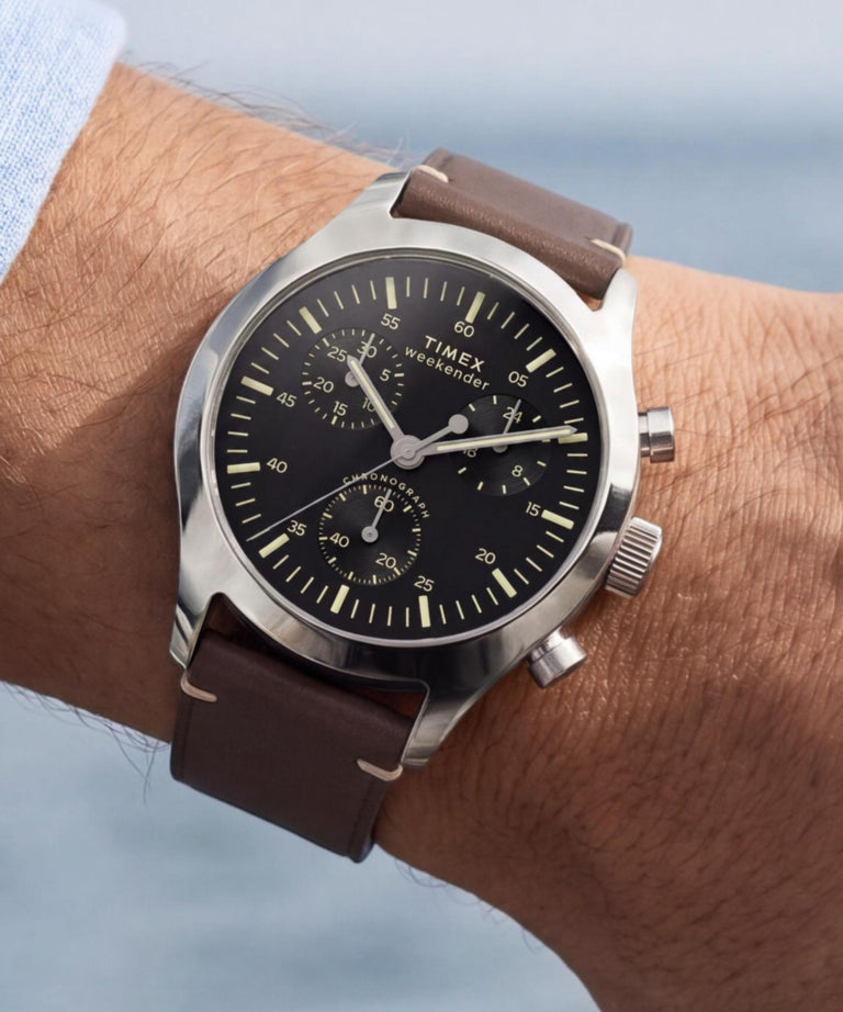 TW2Y85200 Reloj Timex Weekender® New England Chronograph de 40 mm con correa de piel. Imagen principal de la muñeca.
