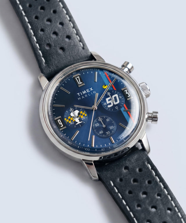 TW2Y85300 Reloj Peanuts® x Timex Marlin® Cronógrafo de 40 mm con correa de piel  Imagen de los modelos clave de la campaña (fotos de producto)