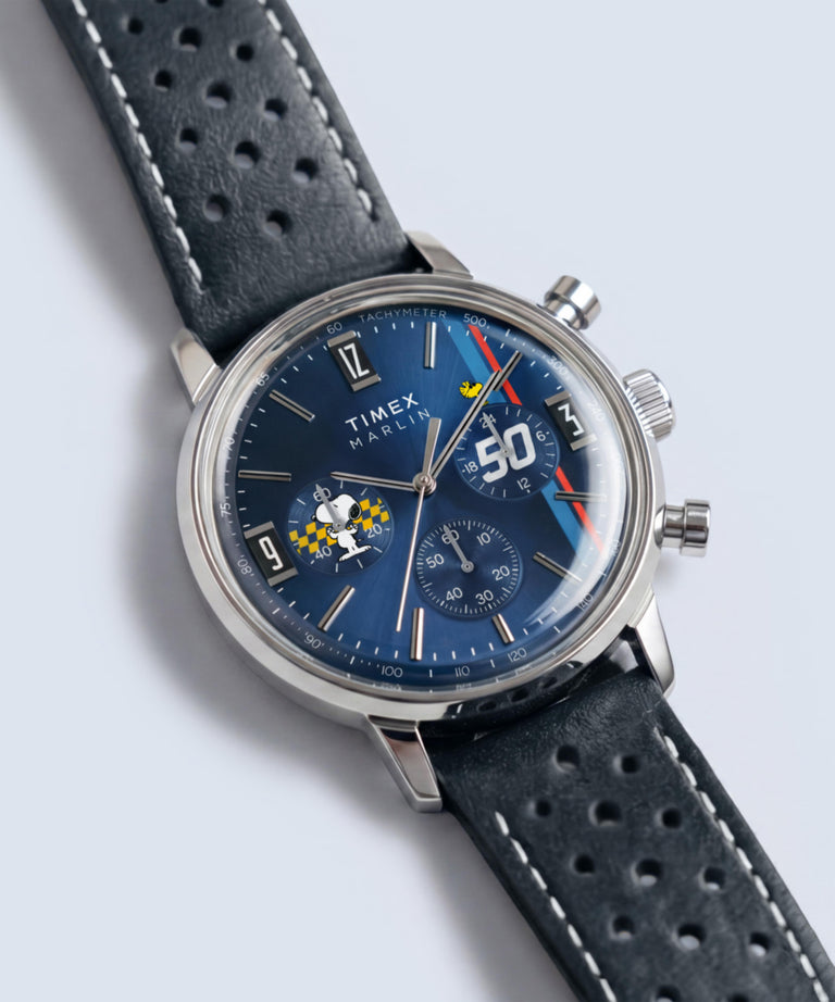 TW2Y85300 Reloj Peanuts® x Timex Marlin® Cronógrafo de 40 mm con correa de piel  Imagen de los modelos clave de la campaña (fotos de producto)