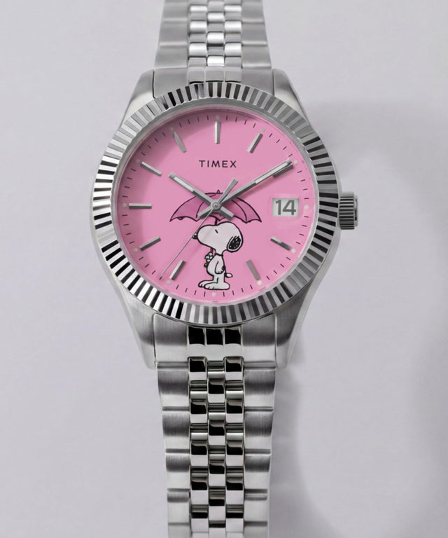 TW2Y85500 Peanuts® x Timex Legacy: reloj con brazalete de acero inoxidable y diseño de Snoopy   Imagen de los modelos clave de la campaña (fotos de producto)