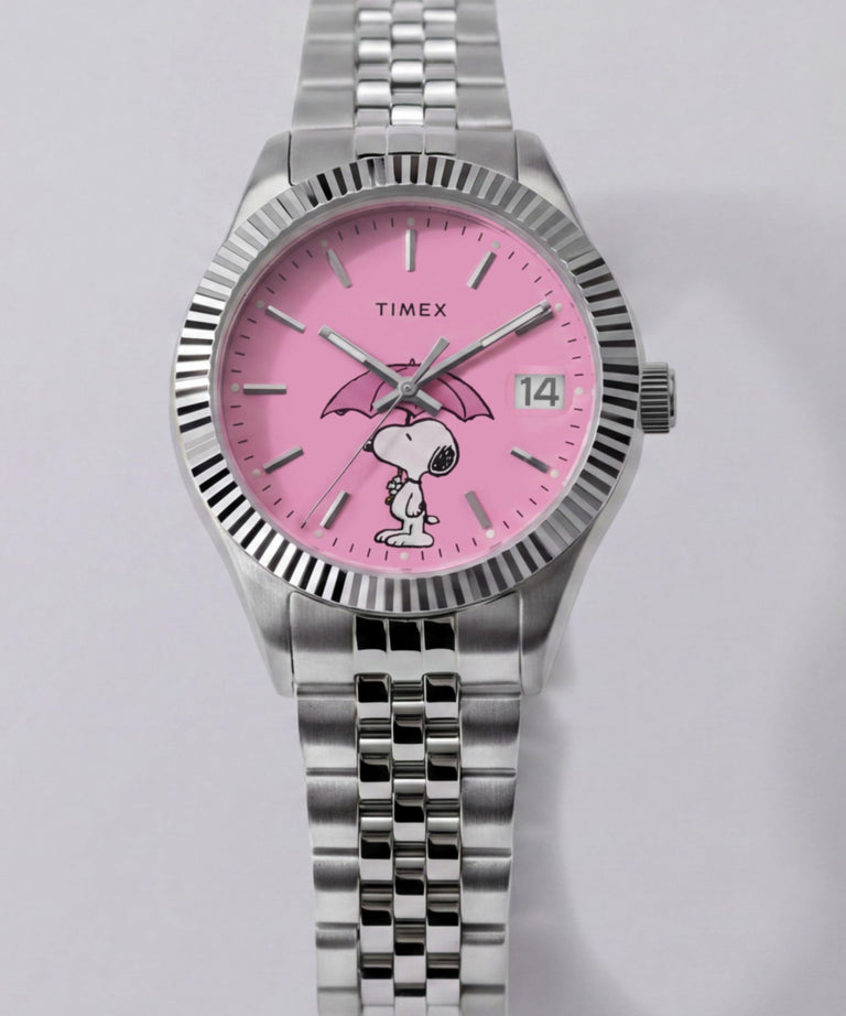 TW2Y85500 Peanuts® x Timex Legacy: reloj con brazalete de acero inoxidable y diseño de Snoopy   Imagen de los modelos clave de la campaña (fotos de producto)