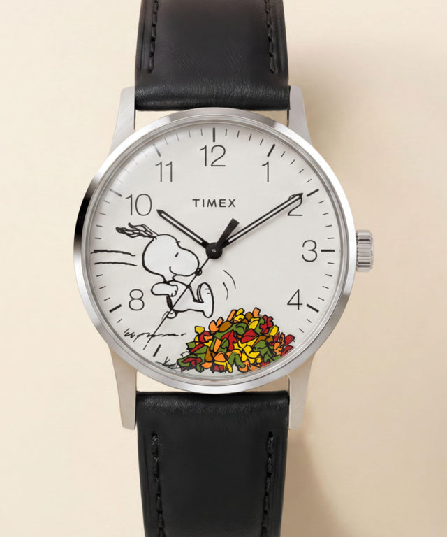 TW2Y85600 Reloj Peanuts® x Timex Waterbury Classic de 40 mm con correa de piel  Imagen de los modelos clave de la campaña (fotos de producto)