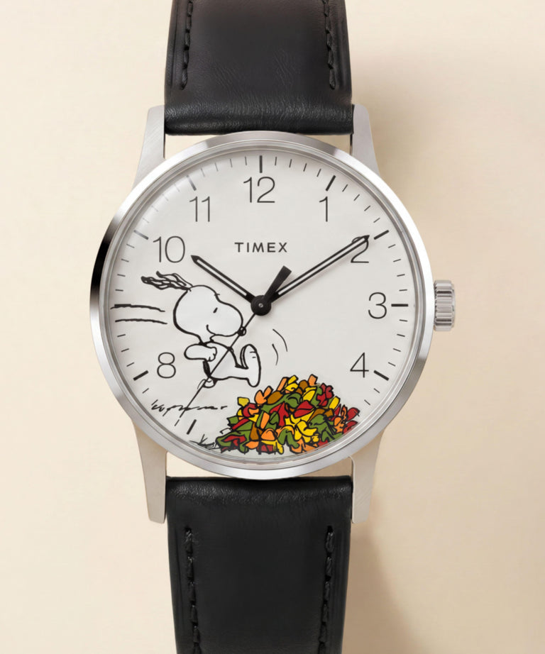 TW2Y85600 Reloj Peanuts® x Timex Waterbury Classic de 40 mm con correa de piel  Imagen de los modelos clave de la campaña (fotos de producto)