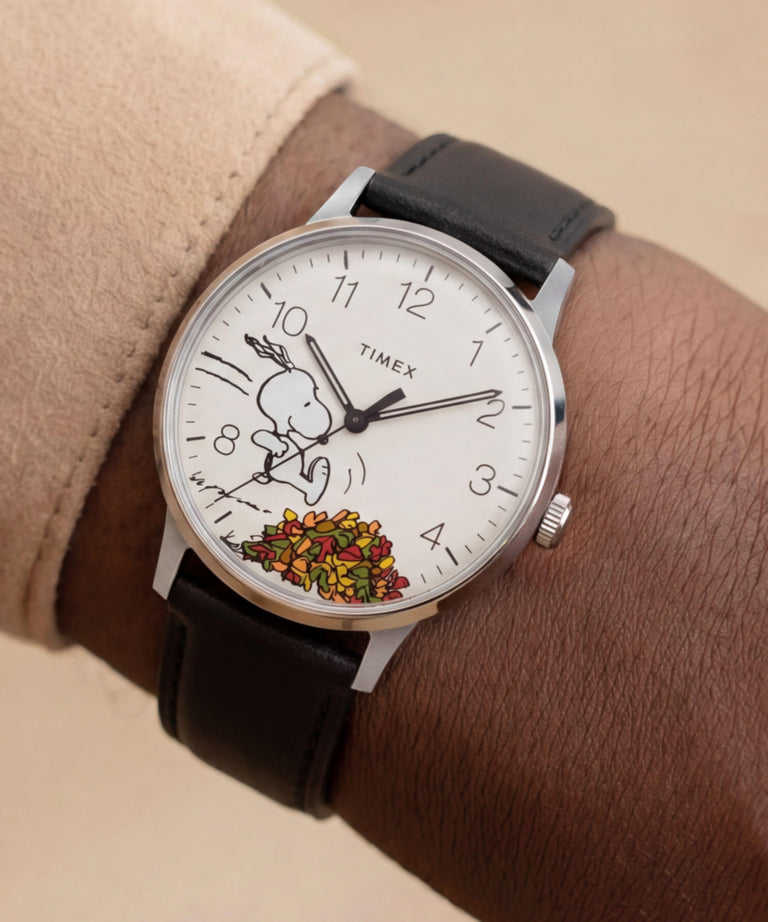 TW2Y85600 Reloj Peanuts® x Timex Waterbury Classic de 40 mm con correa de piel  Imagen principal de la muñeca