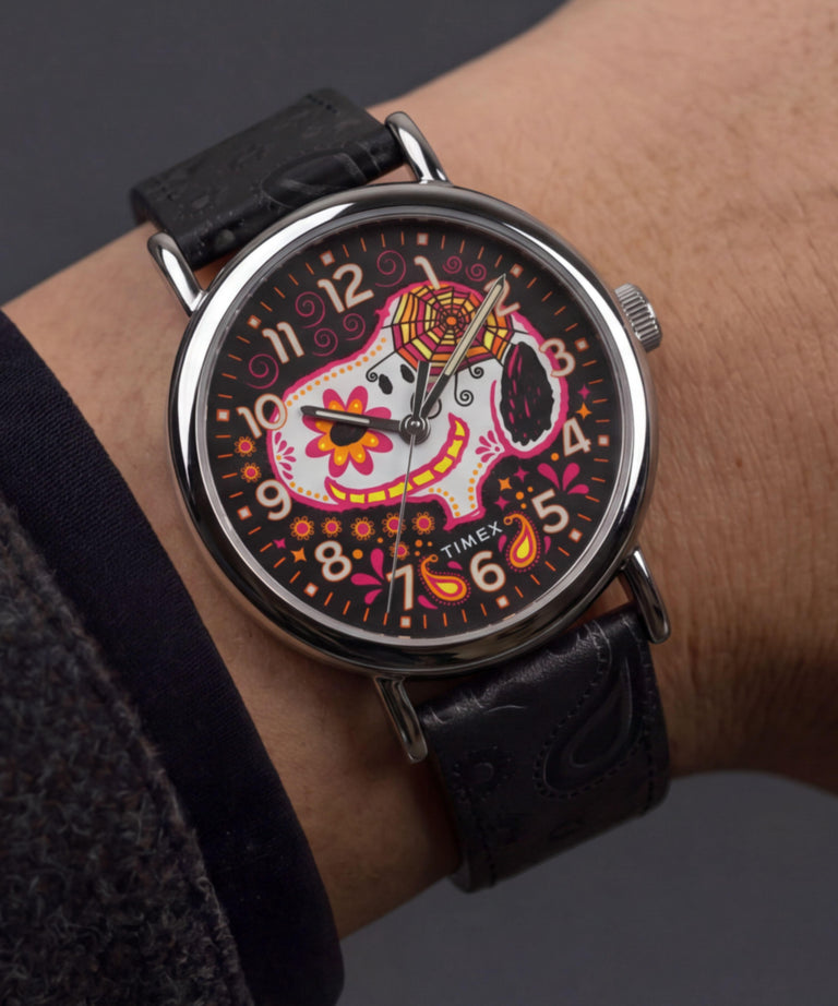 TW2Y85900 Peanuts® x Timex Weekender® Día de los Muertos, reloj de 40 mm con correa de piel. Imagen principal de la muñeca.