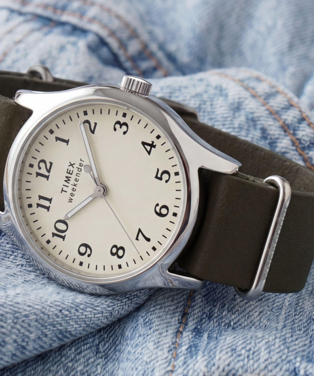 TW2Y86500 Reloj Timex Weekender® New England de 34 mm con correa de piel  Imagen de los modelos clave de la campaña (fotos de producto)