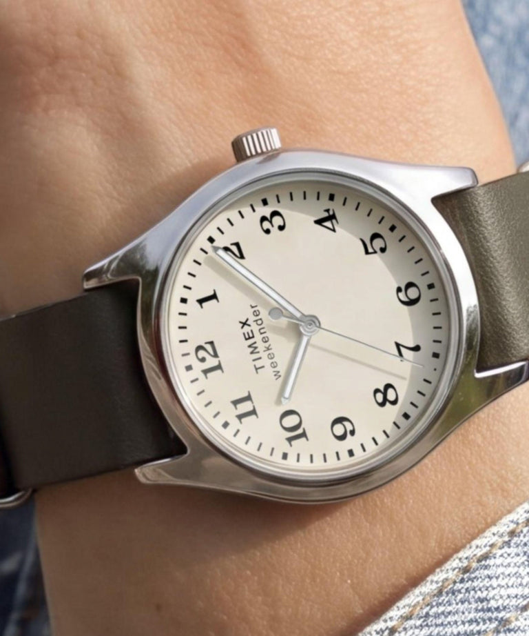 TW2Y86500 Reloj Timex Weekender® New England de 34 mm con correa de piel  Imagen principal de la muñeca