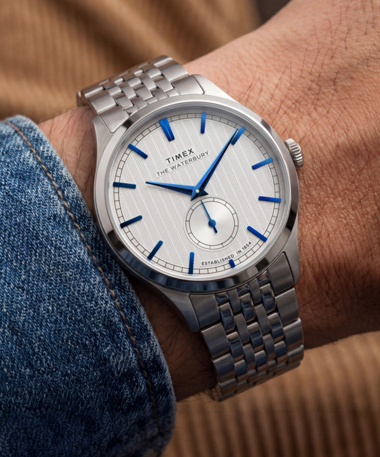 TW2Y91800 Waterbury Classic Sub-Second, reloj de 39 mm con brazalete de acero inoxidable. Imagen principal de la muñeca.