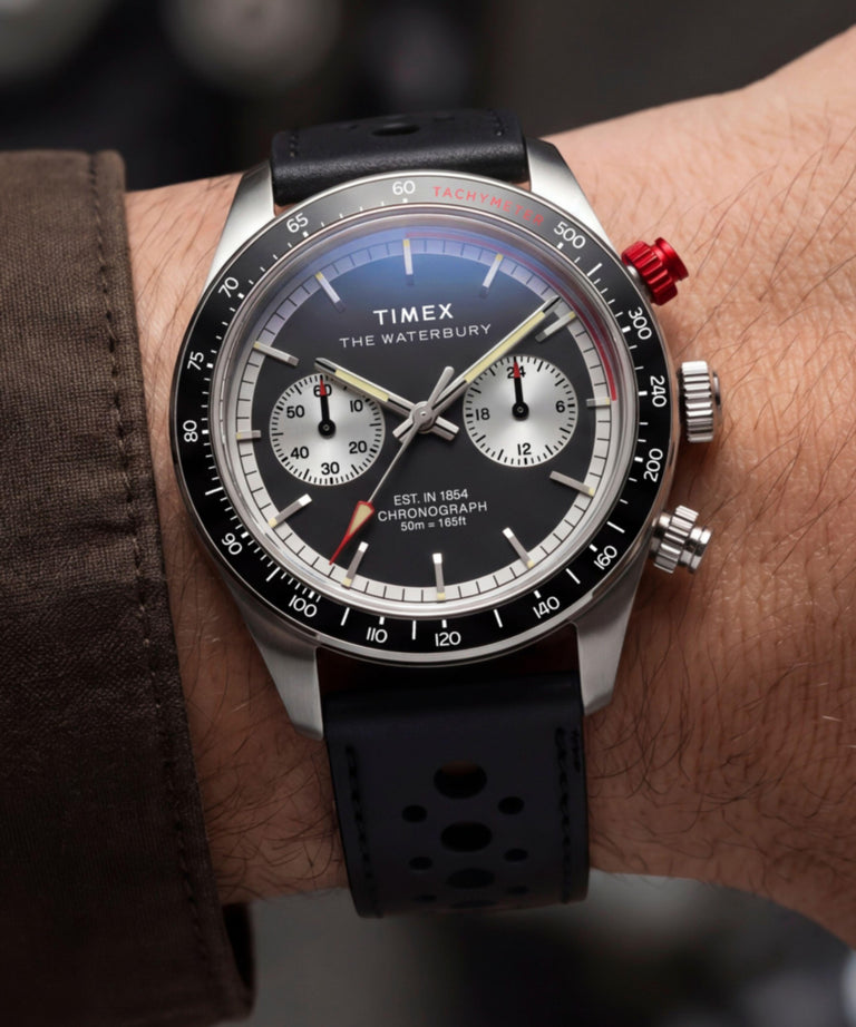 TW2Y93300 Reloj Waterbury Heritage Chronograph de 39 mm con correa de piel. Imagen principal en la muñeca