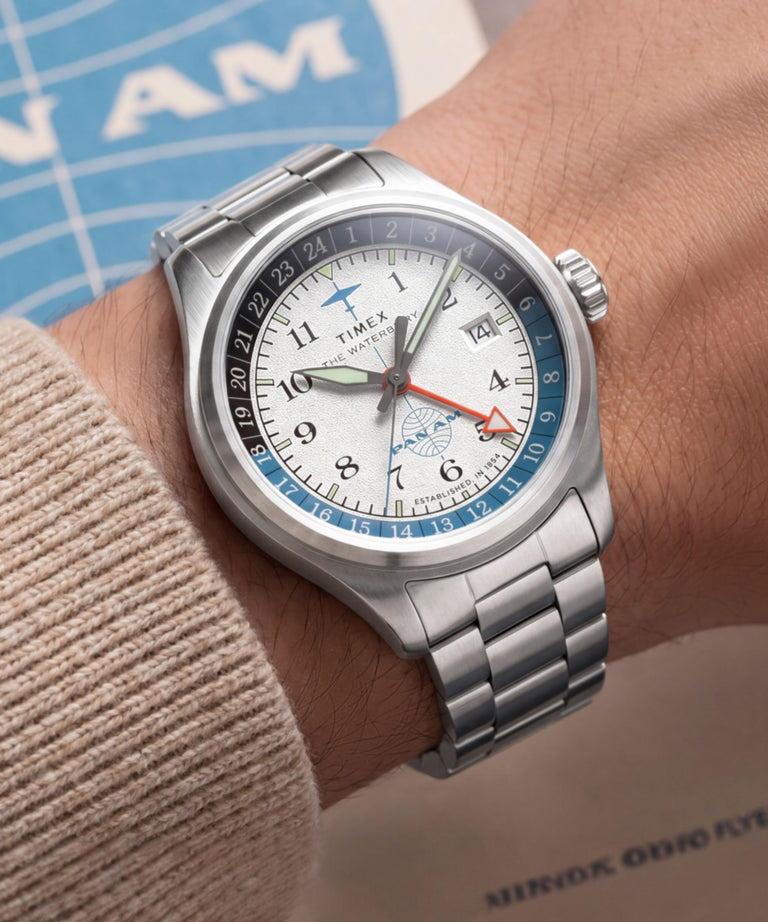 TW2Y94600 Pan Am® x Timex® Waterbury GMT, reloj de 41 mm con brazalete de acero inoxidable. Imagen principal de la muñeca.