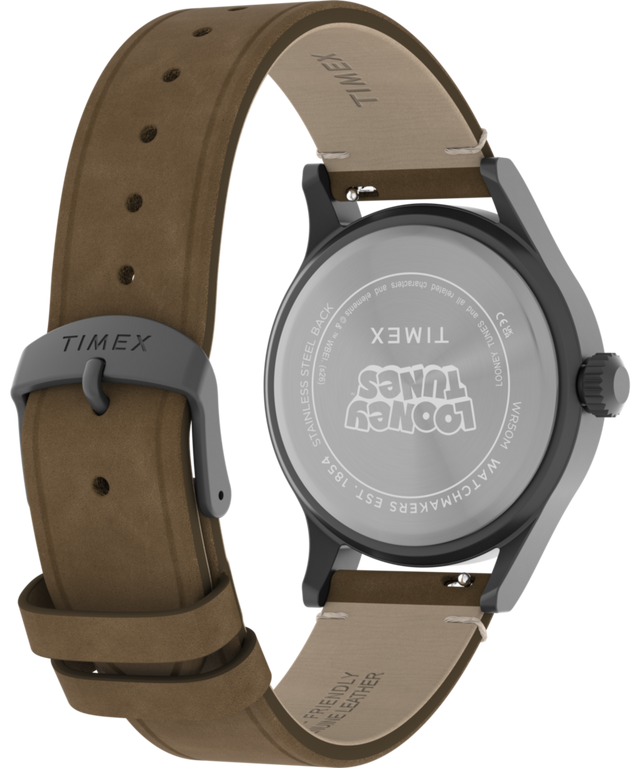 TW2Y99400 Looney Tunes: Correcaminos y Coyote x Timex Expedition® Scout, reloj de 40 mm con correa de piel. Imagen del fondo de la caja con accesorio.