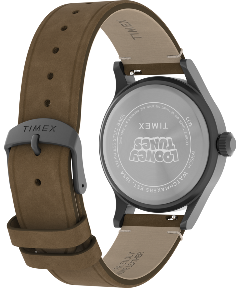 TW2Y99400 Looney Tunes: Correcaminos y Coyote x Timex Expedition® Scout, reloj de 40 mm con correa de piel. Imagen del fondo de la caja con accesorio.