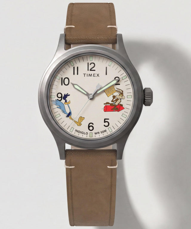 TW2Y99400 Looney Tunes: El Correcaminos y el Coyote x Timex Expedition® Scout, reloj de 40 mm con correa de piel. Imágenes clave de la campaña (fotos de producto)