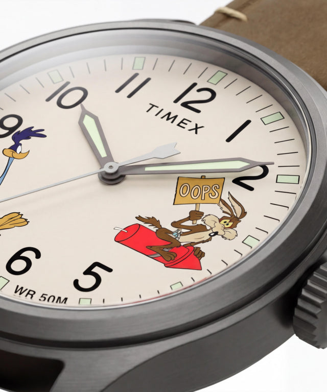 TW2Y99400 Reloj Looney Tunes Correcaminos y Coyote x Timex Expedition® Scout de 40 mm con correa de piel. Foto alternativa de belleza 4
