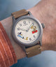 TW2Y99400 Reloj Looney Tunes Road Runner y Wile E. Coyote x Timex Expedition® Scout de 40 mm con correa de piel. Imagen principal de la muñeca.