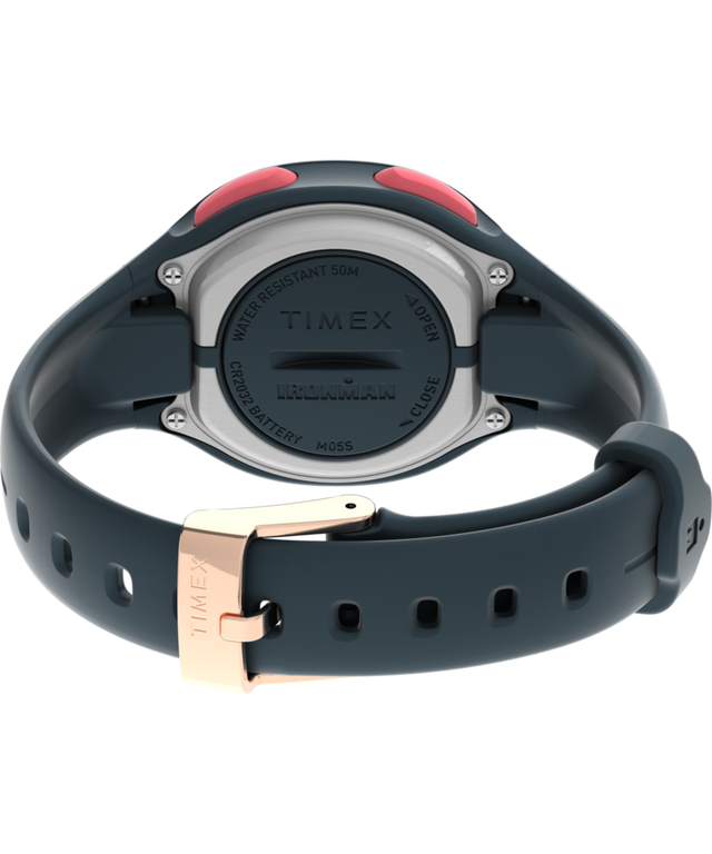 TW5M48200 Timex Ironman HeartFIT™ Transit+ de 33 mm con correa de resina, reloj de actividad y frecuencia cardíaca. Imagen del fondo de la caja con accesorio.