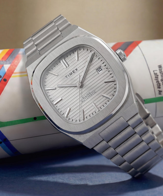 TW6A00500 Reloj Timex® Automatic E Line de 38 mm con brazalete de acero inoxidable: imágenes de las siluetas clave de la campaña (fotos de producto)