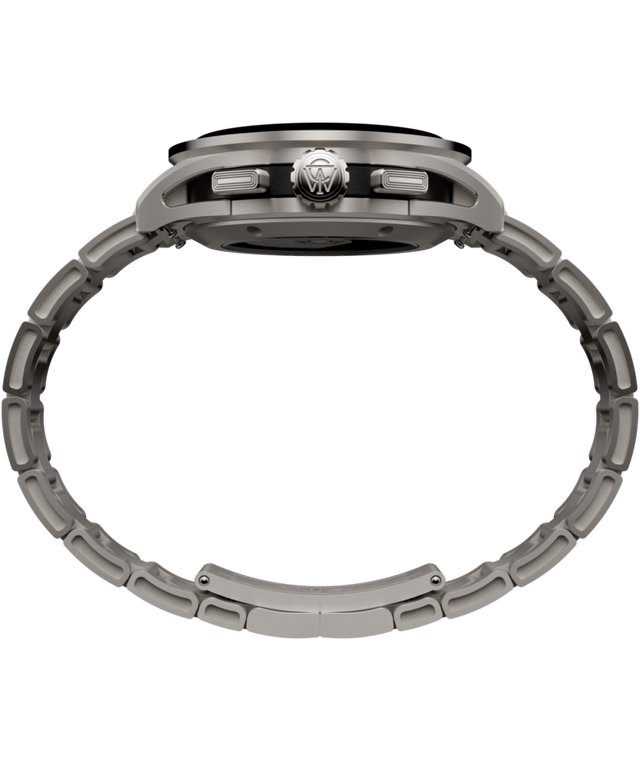 Imagen de perfil del TW6A02700 Timex Atelier Chronograph Automatic M1a Ti de 42 mm Swiss Made con brazalete de titanio