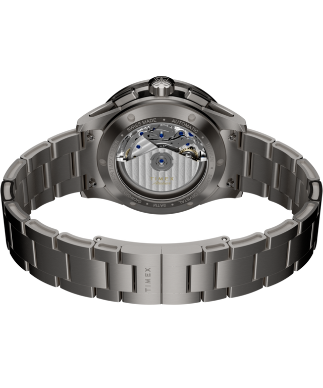 Imagen del fondo de caja con accesorio del TW6A02700 Timex Atelier Chronograph Automatic M1a Ti de 42 mm Swiss Made con brazalete de titanio