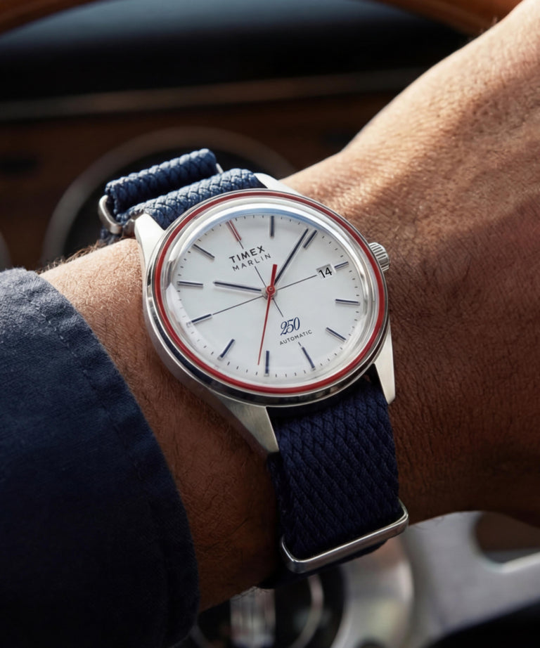Imagen principal en muñeca del reloj TW6A06300 Marlin® Jet Automatic America 250 de 38 mm con correa de tela