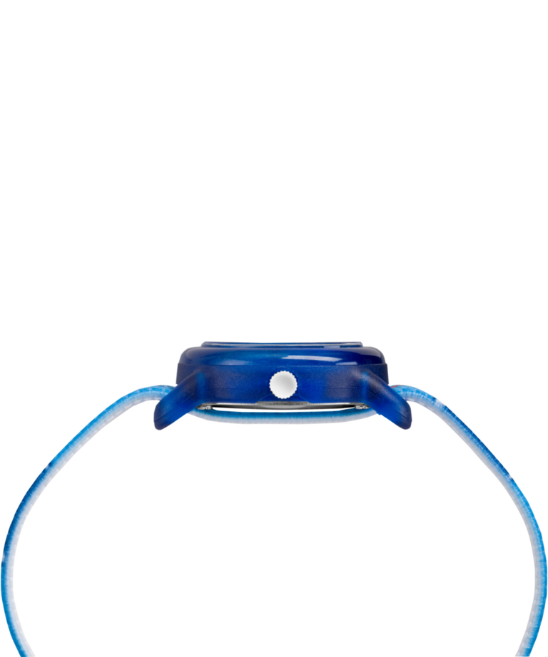 TW7C16500 TIMEX TIME MACHINES® Reloj infantil de 29 mm con diseño de fútbol, de tejido elástico azul. Imagen de perfil