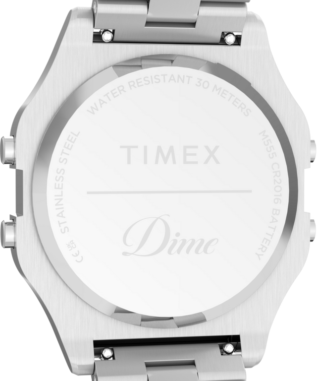 TWG068300 Dime x Timex - Presentado por END. Set de regalo con reloj de 34 mm con brazalete de acero inoxidable. Imagen del fondo de la caja