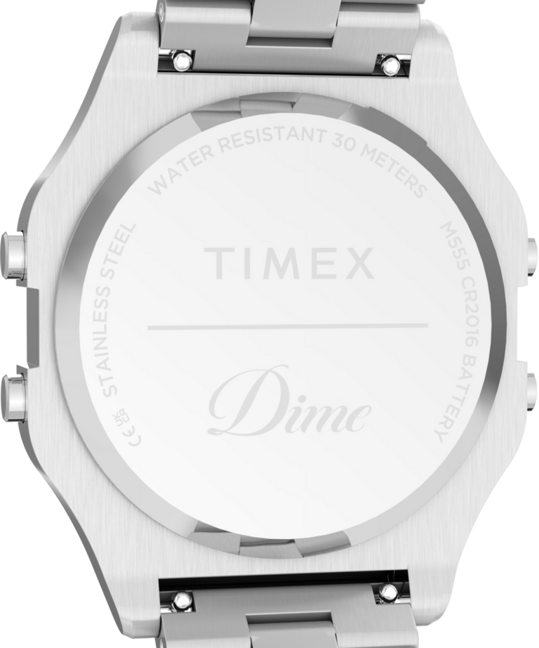 TWG068300 Dime x Timex - Presentado por END. Set de regalo con reloj de 34 mm con brazalete de acero inoxidable. Imagen del fondo de la caja