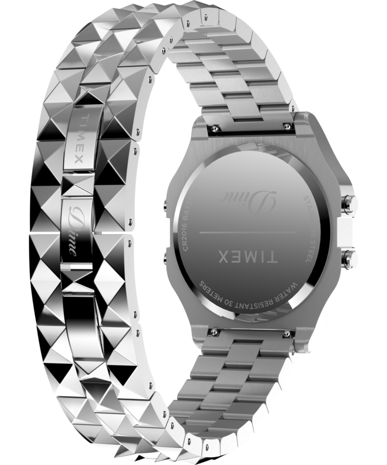 TWG068300 Dime x Timex - Presentado por END. Set de regalo con reloj de 34 mm con brazalete de acero inoxidable. Imagen del fondo de la caja con accesorio