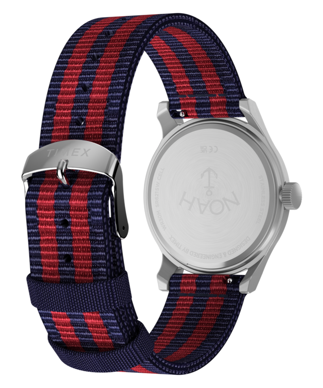 TWG069300 NOAH x Timex MK1 Anchor, 36 mm, correa de tela, set de regalo. Imagen del fondo de la caja con accesorio.