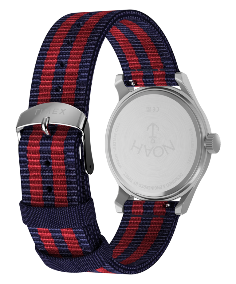 TWG069300 NOAH x Timex MK1 Anchor, 36 mm, correa de tela, set de regalo. Imagen del fondo de la caja con accesorio.